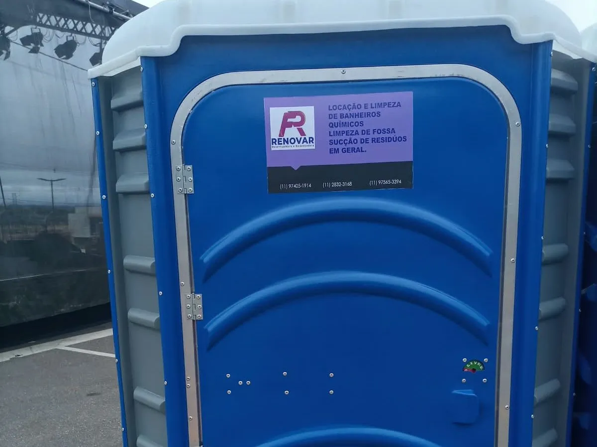 Banheiro químico da FR Renovar com o adesivo da empresa na porta