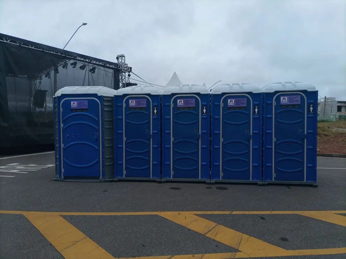 Cinco banheiros químicos da FR Renovar instalados junto à estrutura de um evento